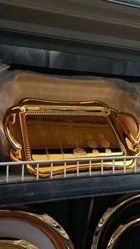 صينية تقديم ذهبية بمقابض