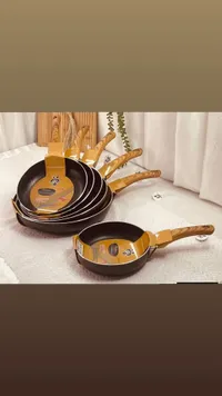 مجموعة مقالي طهي بمقابض خشبية