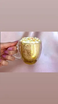 كوب زجاجي ذهبي براق مع غطاء