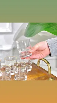 مجموعة أكواب زجاجية مع حامل ذهبي