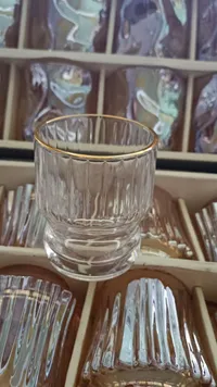 كوب زجاجي بحافة ذهبية