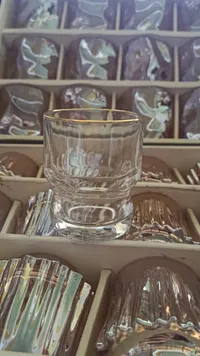 كوب زجاجي شفاف بحافة ذهبية