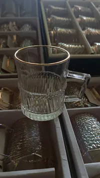كوب زجاجي بتصميم محفور