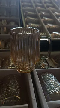 كوب زجاجي بتصميم خطوط عمودية