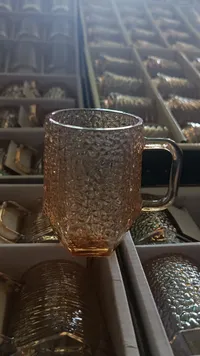 كوب زجاجي بنقش محفور