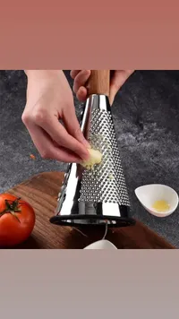 مبشرة مخروطية يدوية بمقبض خشبي