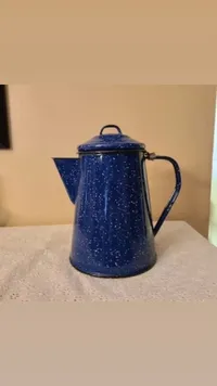 إبريق قهوة كلاسيكي مطلي بالمينا