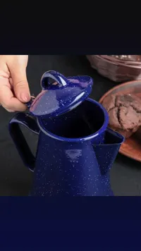 إبريق قهوة كلاسيكي مطلي بالمينا