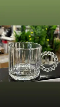 كوب زجاجي بتصميم مضلع ومقبض كروي