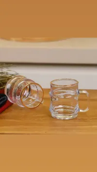أكواب زجاجية بتصميم عصري مع حافة ذهبية