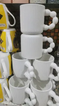 مج سيراميك أبيض بتصميم مضلع ومقبض كروي