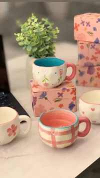أكواب سيراميك بتصاميم زهرية ملونة