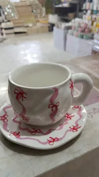 طقم كوب وصحن سيراميك مزين بالفيونكات الوردية