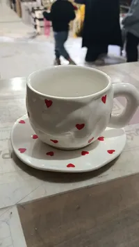 طقم كوب وصحن سيراميك بنقشة القلوب