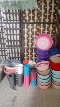 مجموعة أواني وأكواب بلاستيكية متنوعة للمنزل