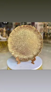 طبق تقديم مزخرف بلون ذهبي