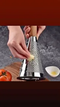 مبشرة مخروطية يدوية بمقبض خشبي
