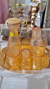 طقم ضيافة زجاجي مضلع مع صينية ذهبية