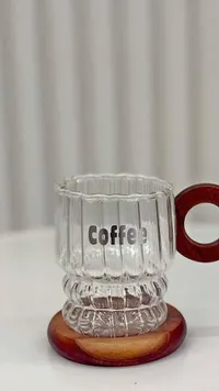 كوب زجاجي مضلع مع مقبض وقاعدة خشبية