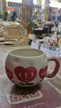 كوب سيراميك بتصميم قلوب