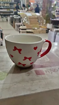 كوب سيراميك مزين بفيونكات وقلوب حمراء