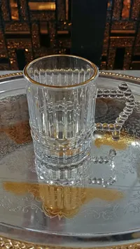 كوب زجاجي مزخرف بمقبض كروي