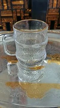 كوب زجاجي مزخرف بحافة ذهبية