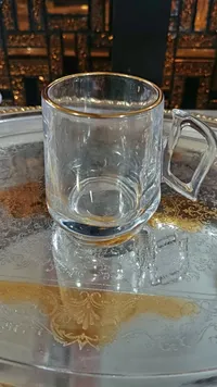 كوب زجاجي شفاف بحافة ذهبية