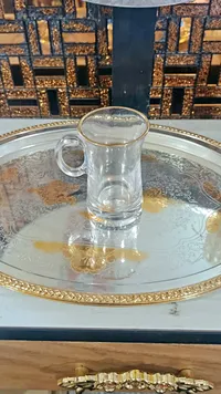 طقم صينية تقديم مع كوب زجاجي مزخرف