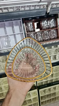 طقم أطباق تقديم زجاجية مثلثة بحواف ذهبية