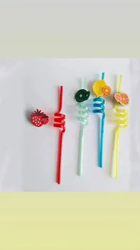 مصاصات شرب ملونة بأشكال الفواكه