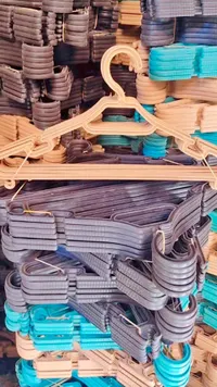علاقات ملابس بلاستيكية ملونة