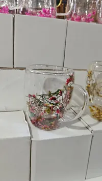 كوب زجاجي مزدوج الجدار مزين بالزهور الطبيعية