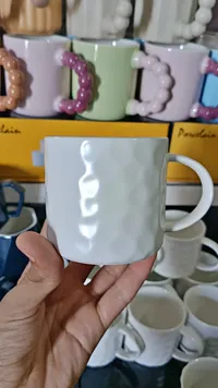كوب سيراميك أبيض بنقوش مموجة