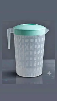 إبريق ماء بغطاء