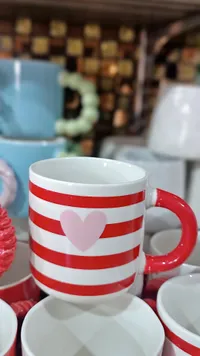 كوب سيراميك بنقوش قلب وخطوط حمراء
