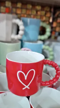 كوب بتصميم قلب أحمر