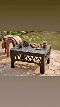 طاولة قهوة بتصميم شبكي مزخرف