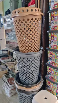 سلة مهملات بلاستيكية بتصميم شبكي