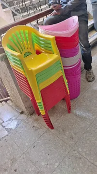 كرسي بلاستيك ملون