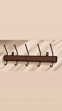 علاقة مفاتيح و معاطف بتصميم خشبي