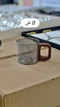 كوب زجاجي بتصميم جبل ومقبض خشبي