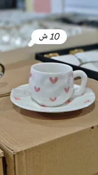 فنجان وصحن بنقوش قلوب