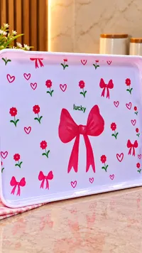 صينية تقديم مزينة بالفيونكات والقلوب (lucky)