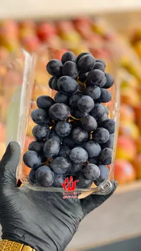 عنب أسود طازج