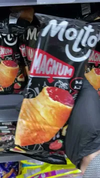 كرواسون محشو بمربى الفراولة - مولتو ماغنوم (Molto Magnum)