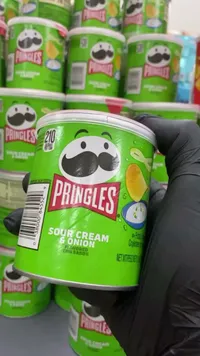 رقائق البطاطس بنكهة الكريمة الحامضة والبصل - برينجلز (Pringles)