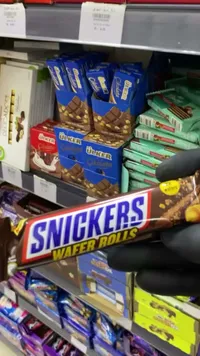 ويفر رولز بالشوكولاتة - سنيكرز (Snickers)