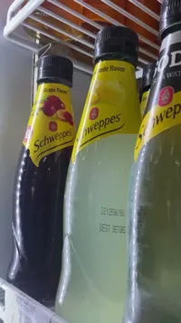 مشروب غازي بنكهة العنب - شويبس (Schweppes)