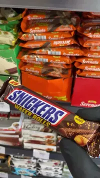 ويفر رولز بالشوكولاتة - سنيكرز (Snickers)